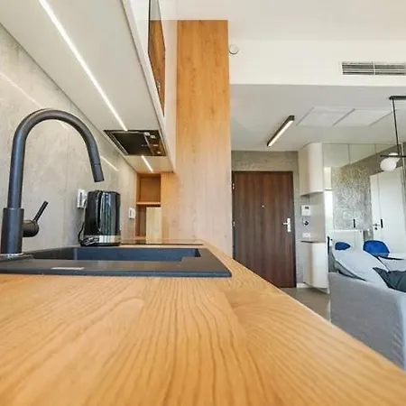 Hanza Tower Club Family Sauna & Pool & Jacuzzi شقة *