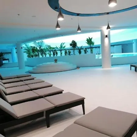 Hanza Tower Club Family Sauna & Pool & Jacuzzi شقة